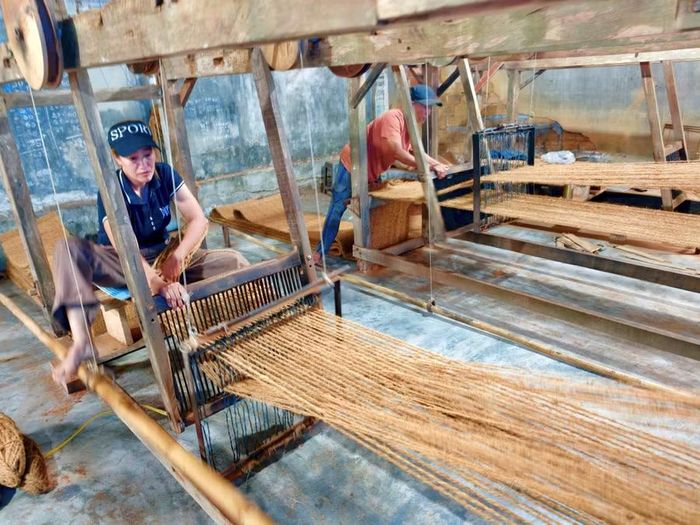 Một cơ sở dệt thảm xơ dừa ở phường Hoài Nhơn. Ảnh: H.T
