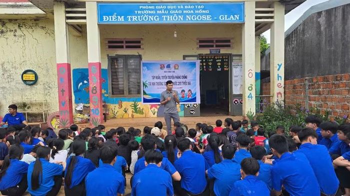  Ban tổ chức tập huấn kỹ năng phòng, chống tai nạn thương tích. Ảnh: Trịnh Thắm 