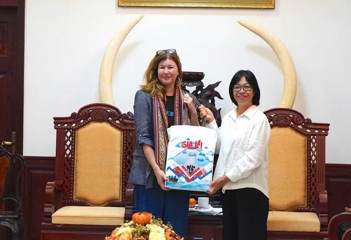  Phó Chủ tịch UBND tỉnh Nguyễn Thị Thanh Lịch (bên phải) tặng quà lưu niệm cho bà Silvia Danailov. Ảnh: Sơn Ca 