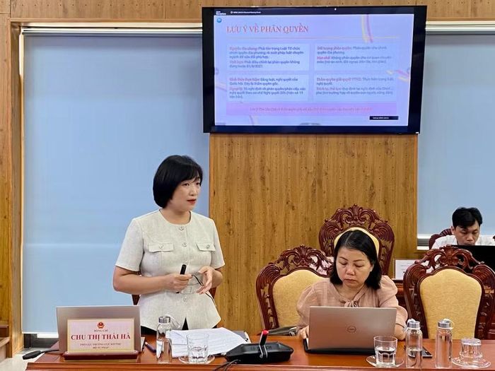 Phó Cục trưởng Cục Kiểm soát thủ tục hành chính (Bộ Tư pháp) Chu Thị Thái Hà trao đổi các nội dung tập huấn. Ảnh: Nhật Trường