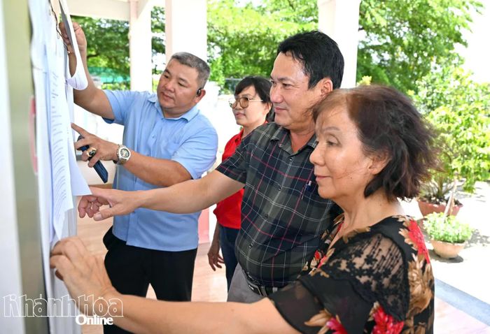 Người dân thôn Đông Môn 2 (xã Diên Khánh) tìm hiểu dự thảo đề án thành lập phường Diên Khánh. Ảnh: NGUYỄN VŨ
