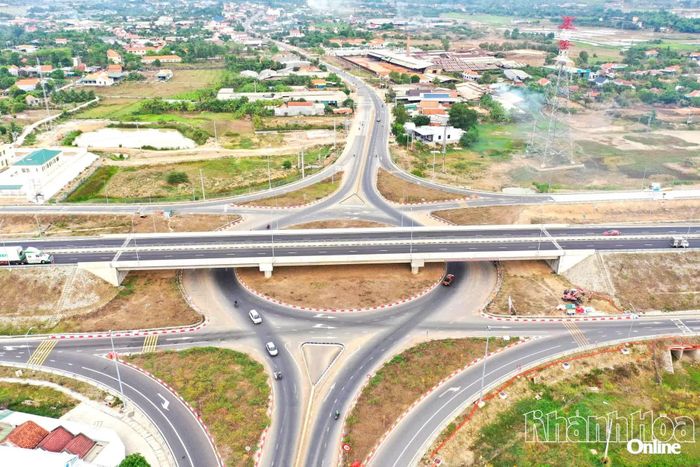 Nút giao cao tốc Vân Phong - Nha Trang với Quốc lộ 26 đoạn qua địa bàn xã Tân Định.