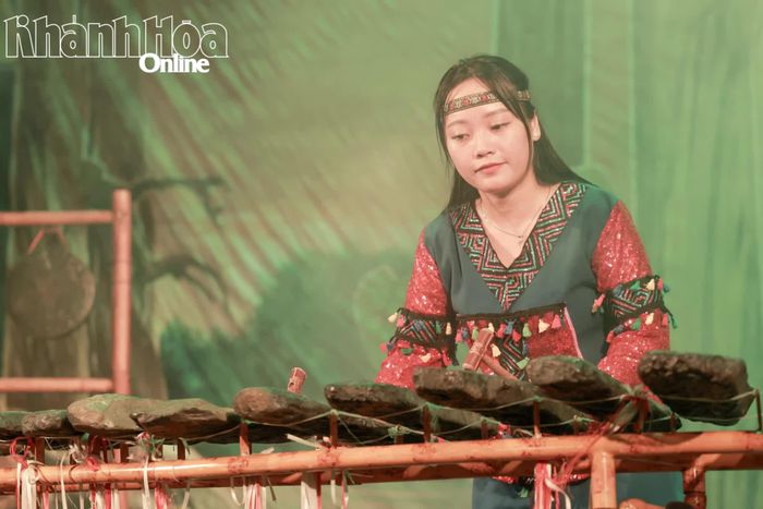Tiết mục độc tấu "Âm thanh đàn đá" do nhạc công Mỹ Trâm biểu diễn.