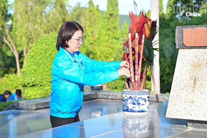 Chị Tô Thị Tuyết Ngân - Phó Bí thư Tỉnh đoàn, Chủ tịch Hội Liên hiệp Thanh niên Việt Nam tỉnh dâng hương tưởng niệm các anh hùng, liệt sĩ.