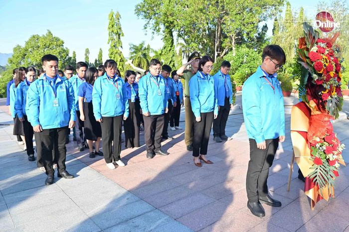 Đoàn dành phút mặc niệm tưởng nhớ các anh hùng, liệt sĩ.