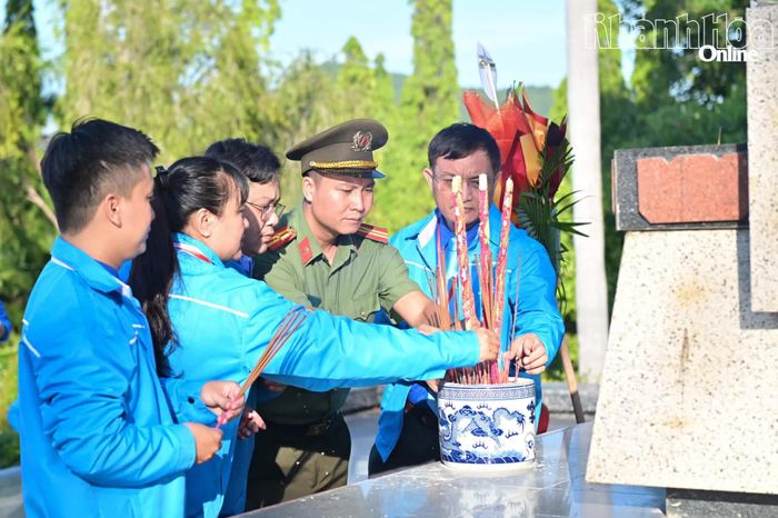 Các đại biểu thanh niên dâng hương.