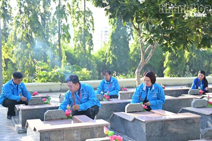 Đoàn thắp hương tại các phần mộ liệt sĩ.