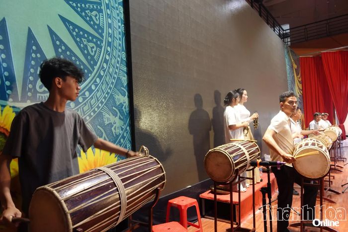 Tất cả lực lượng tham gia biểu diễn văn nghệ đều là đồng bào Chăm.