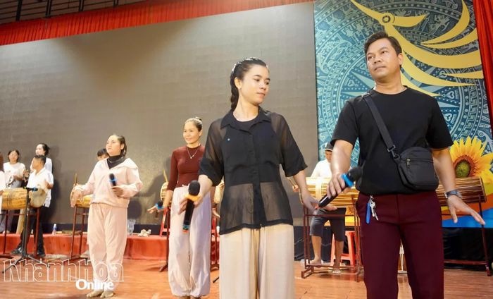 Chị Cứ Thị Diễm Nguyên (áo đen) trong đội hình hát của chương trình.