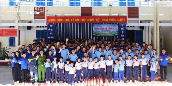 Cán bộ, chiến sĩ cùng Đoàn phường Bắc Nha Trang chụp ảnh lưu niệm với học sinh.