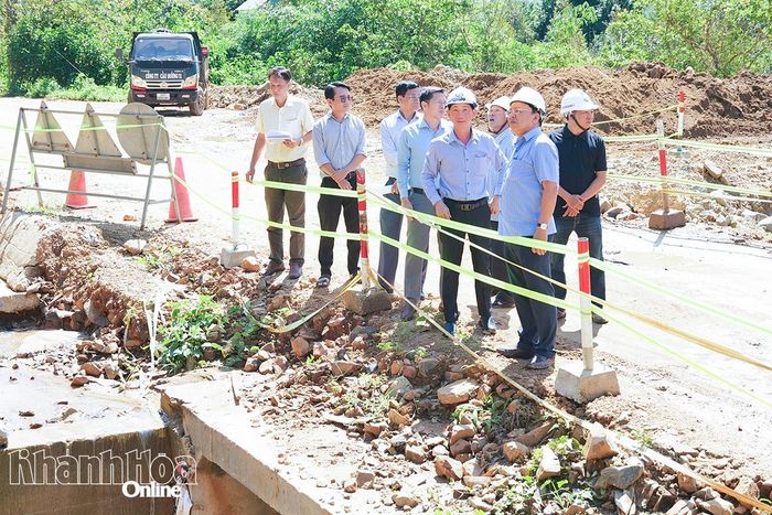 Đồng chí Lê Huyền nghe báo cáo phương án xử lý các vị trí sạt lở, hư hỏng trên tuyến Tỉnh lộ 707.