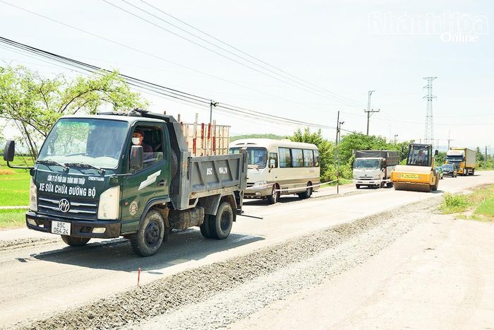 Một vị trí hư hỏng trên tuyến Quốc lộ 27 đang được khẩn trương thi công khắc phục trước mùa mưa lũ năm 2026.