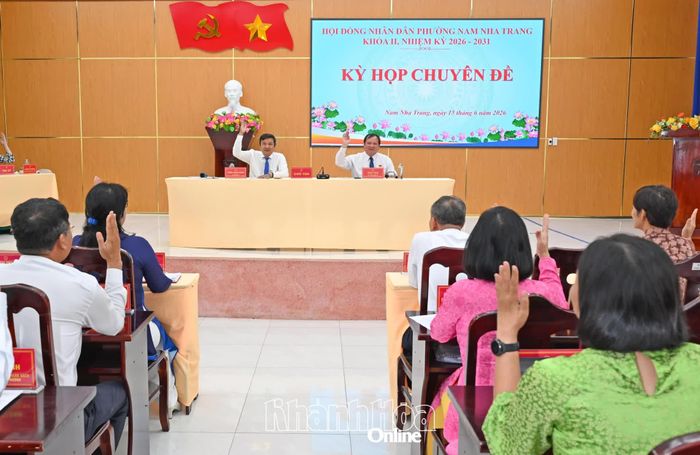 Đại biểu HĐND phường biểu quyết thông qua nghị quyết điều chỉnh quyết toán ngân sách địa phương năm 2025.