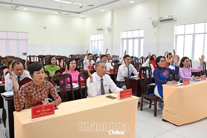 Đại biểu HĐND phường biểu quyết thông qua nghị quyết về sắp xếp tổ dân phố.
