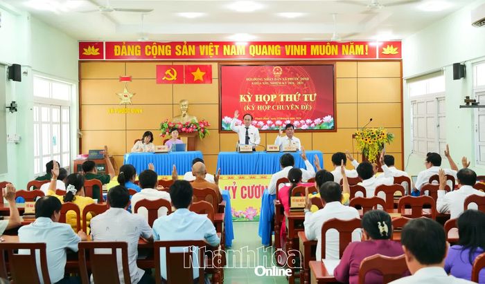 Các đại biểu biểu quyết thông qua các nghị quyết.