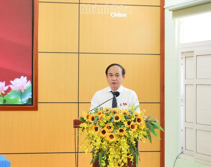 Chủ tịch HĐND xã Phước Dinh phát biểu tại kỳ họp.