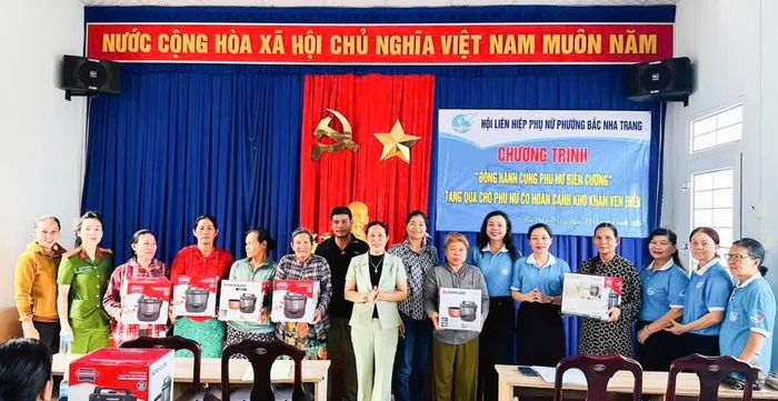 Hội Liên hiệp Phụ nữ phường trao quà cho hội viên khu vực ven biển Tổ dân phố Cát Lợi có hoàn cảnh khó khăn.