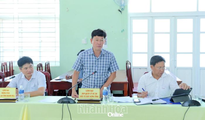 Lãnh đạo Ban Quản lý Dự án đầu tư xây dựng tỉnh báo cáo các phần việc đã thực hiện.