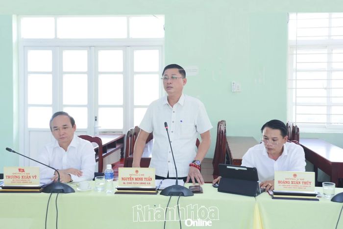 Quyền Chủ tịch UBND xã Phước Dinh báo cáo tiến độ thực hiện.