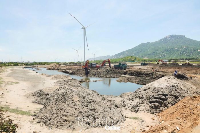 Thi công hạ tầng Khu Công nghiệp Cà Ná.