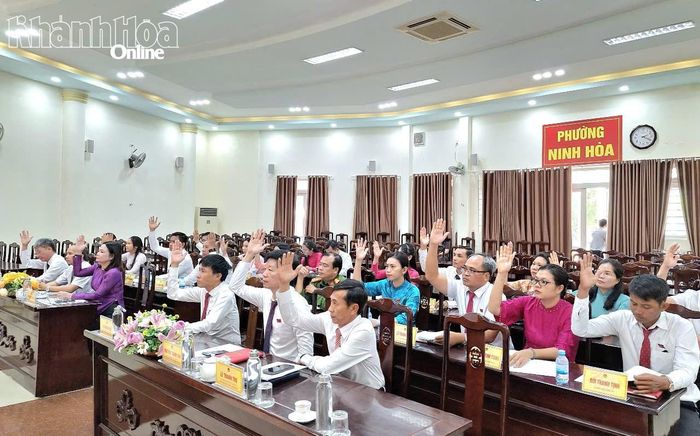 Các đại biểu biểu quyết thông qua nghị quyết.
