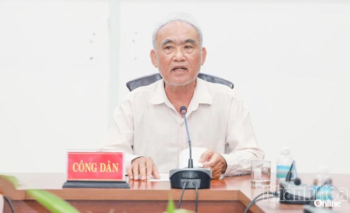 Một công dân đến buổi tiếp dân trình bày vụ việc.