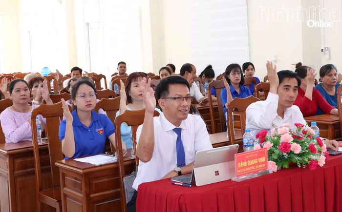 Các đại biểu biểu quyết bầu bổ sung Ủy viên Ủy ban MTTQ Việt Nam xã Suối Dầu nhiệm kỳ 2025-2030.