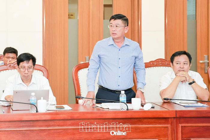 Lãnh đạo Báo và Phát thanh, Truyền hình Khánh Hòa báo cáo công tác tuyên truyền về Ngày hội Văn hóa dân tộc Chăm lần thứ VI.
