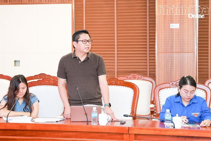 Đại diện đơn vị thực hiện chương trình khai mạc ngày hội trình bày sơ bộ một số nội dung trong kịch bản.