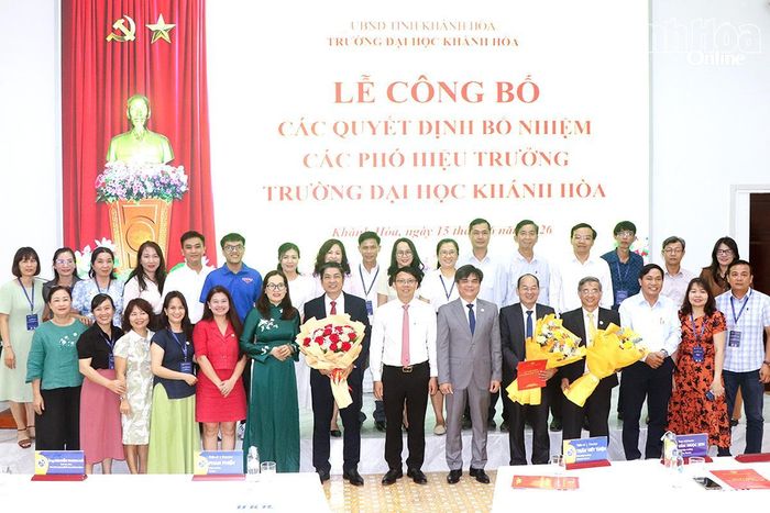 Lãnh đạo tỉnh, Ban giám hiệu Trường Đại học Khánh Hòa và các đại biểu, giảng viên chụp ảnh lưu niệm tại buổi lễ.