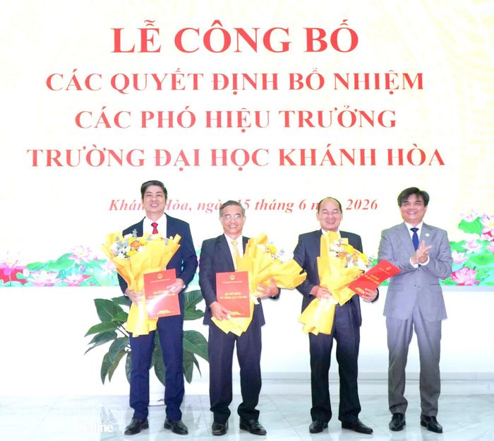 Hiệu trưởng Trường Đại học Khánh Hòa tặng hoa chúc mừng các Phó Hiệu trưởng.