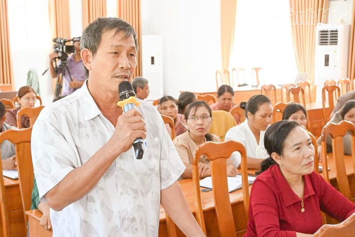 Cử tri xã Thuận Bắc góp ý tại buổi tiếp xúc.