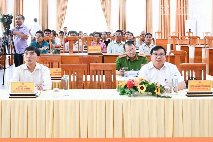 Lãnh đạo và cử tri xã Thuận Bắc tham dự buổi tiếp xúc cử tri. 