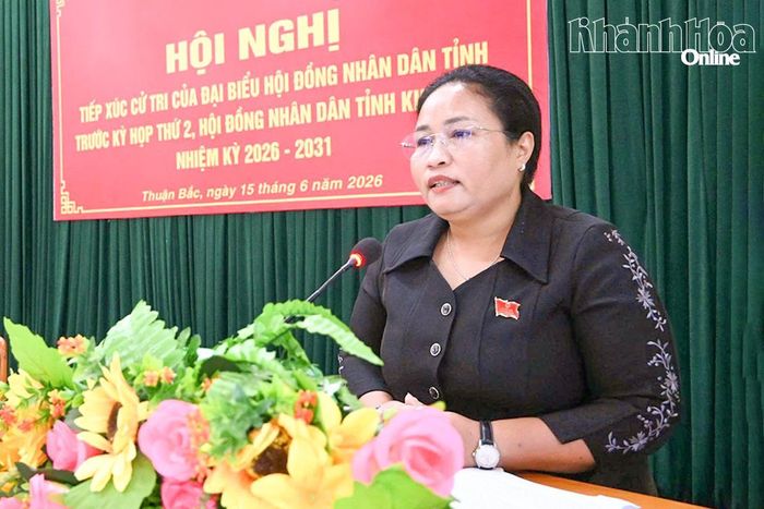 Đồng chí Chamaleá Thị Thủy phát biểu tại buổi tiếp xúc.