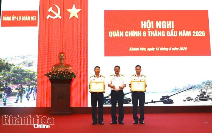 Đại tá Bùi Quang Thuyên trao bằng khen của Bộ Quốc phòng cho Lữ đoàn 957.