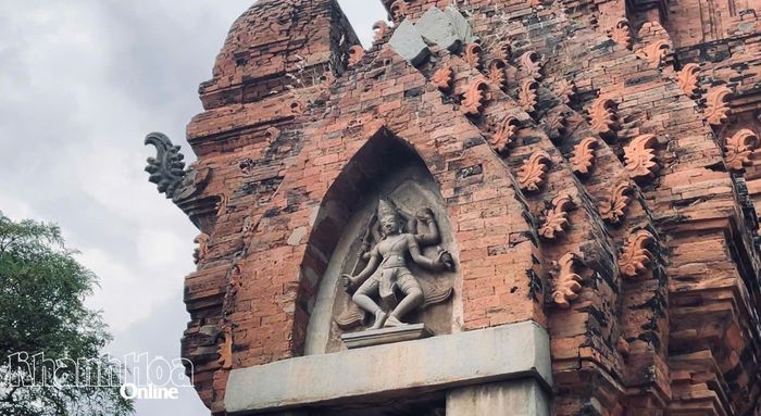 Hoa văn được trang trí tại tháp chính.