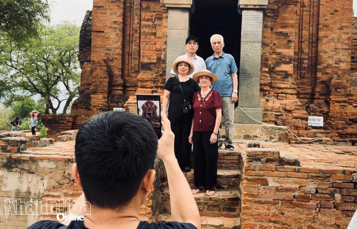 Sau khi tham quan, gia đình ông Danh cùng lưu lại những kỷ niệm tại đây.