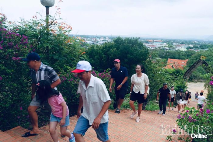 Du khách phải đi bộ, leo nhiều bậc tam cấp mới tới khu vực tháp.