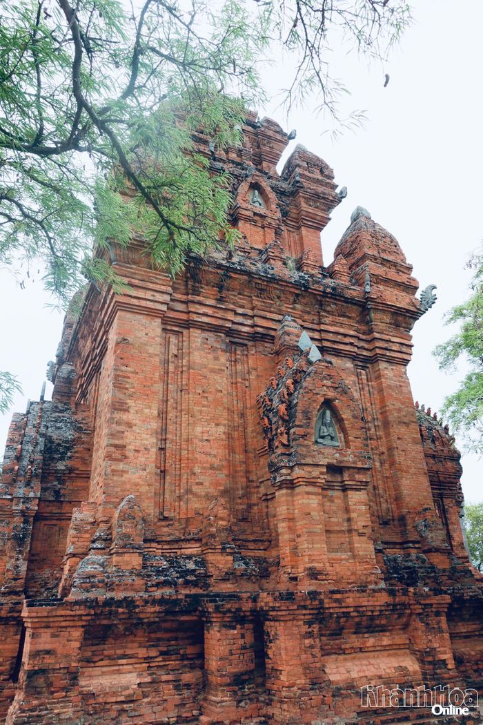Cụm tháp chính có nhiều tầng, xung quanh có các tượng đá, phù điêu và trang trí nhiều hoa văn.