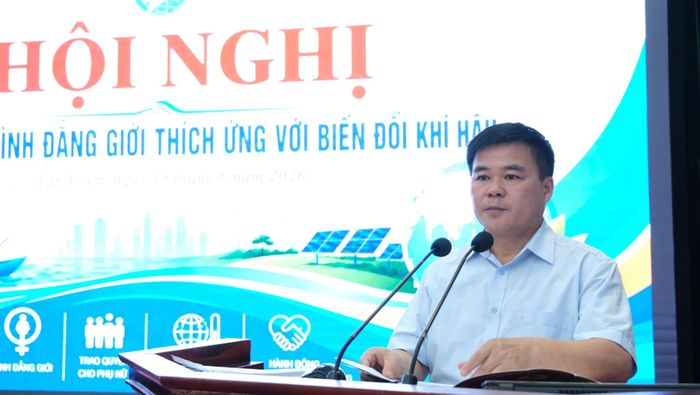 Đồng chí Lò Văn Học - Phó Bí thư Đảng ủy xã Tân Uyên phát biểu tại hội nghị.