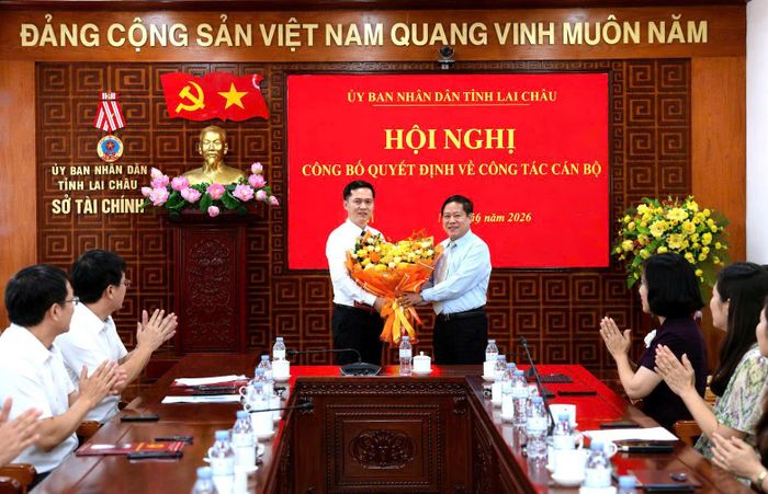 Đồng chí Tống Thanh Hải - Ủy viên Ban Thường vụ Tỉnh ủy, Phó Chủ tịch Thường trực UBND tỉnh trao quyết định và tặng hoa chúc mừng đồng chí Dương Quốc Huy Tân Phó Giám đốc Sở Tài chính.