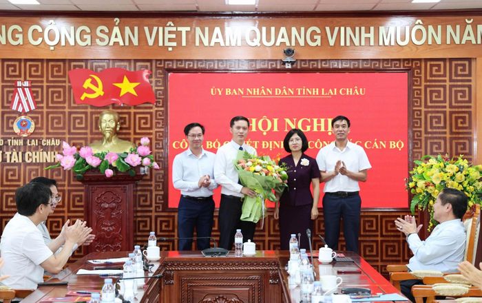 Lãnh đạo Văn phòng Tỉnh ủy tặng hoa chúc mừng đồng chí Dương Quốc Huy.