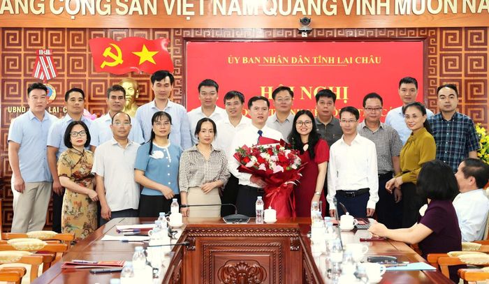 Ban Giám đốc Sở Tài chính và lãnh đạo các phòng, đơn vị thuộc Sở Tài chính tặng hoa chúc mừng đồng chí Dương Quốc Huy.