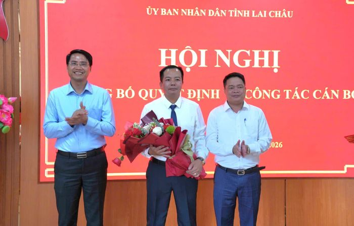 Lãnh đạo Ban Tổ chức Tỉnh ủy, Sở Nội vụ tặng hoa chúc mừng đồng chí Lương Việt Thảo.