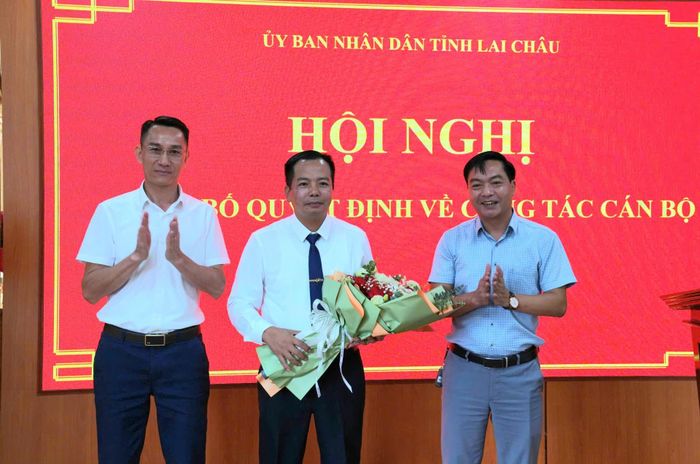 Tập thể Lãnh đạo Ban Quản lý Dự án đầu tư xây dựng các công trình NN&amp;PTNT tặng hoa chúc mừng đồng chí Lương Việt Thảo.