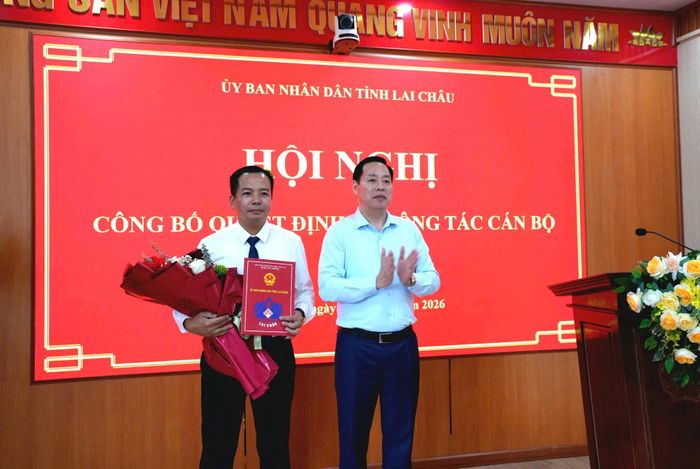 Đồng chí Hà Quang Trung – Phó Bí thư Tỉnh ủy, Chủ tịch UBND tỉnh trao quyết định cho đồng chí Lương Việt Thảo.