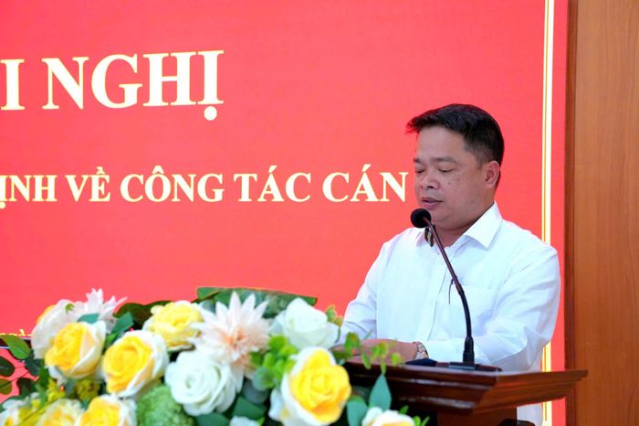 Lãnh đạo Sở Nội vụ công bố quyết định.
