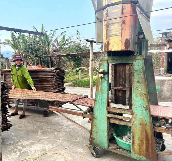 Người dân xã Bình Lư ứng dụng tiến bộ khoa học kỹ thuật vào sản xuất miến dong.