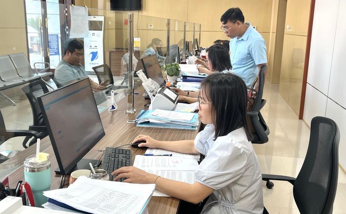 Cán bộ Trung tâm Phục vụ hành chính công phường Đoàn Kết xử lý hồ sơ, văn bản trên môi trường điện tử.