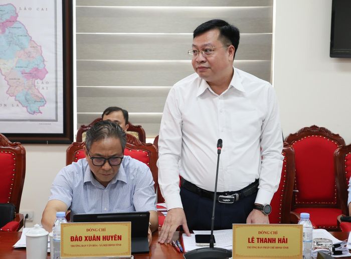 Lãnh đạo Ban Pháp chế HĐND tỉnh trình bày báo cáo kết quả thẩm tra dự thảo Nghị quyết thuộc thẩm quyền trình tại kỳ họp thứ tư HĐND tỉnh khóa XVI. 